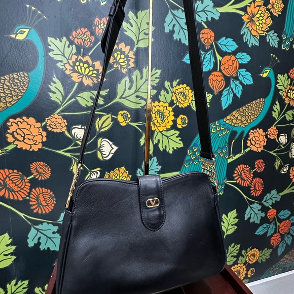 Vintage Valentino Garavani Black Leather Shoulder Bag with Gold Chain - Picture 5 of 14